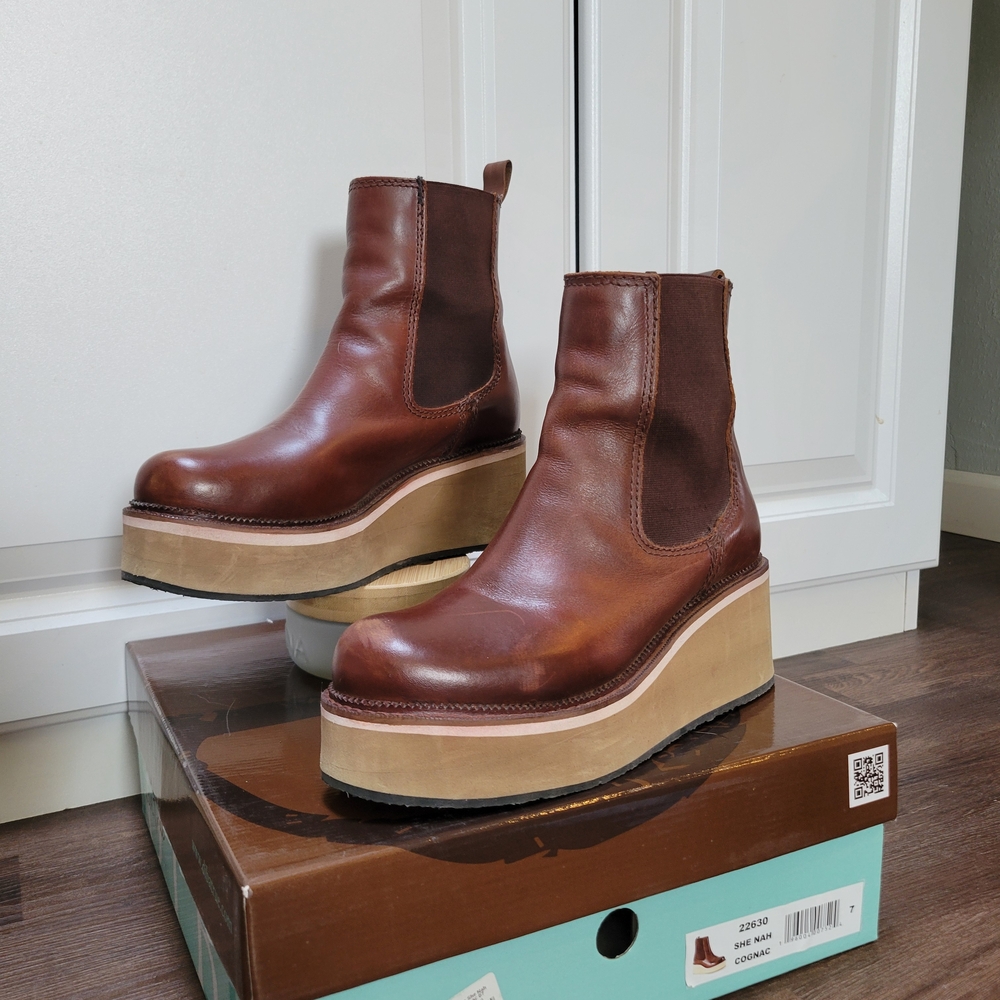 Cognac Platform Chelsea Boot - Women's - Picture 2 of 4